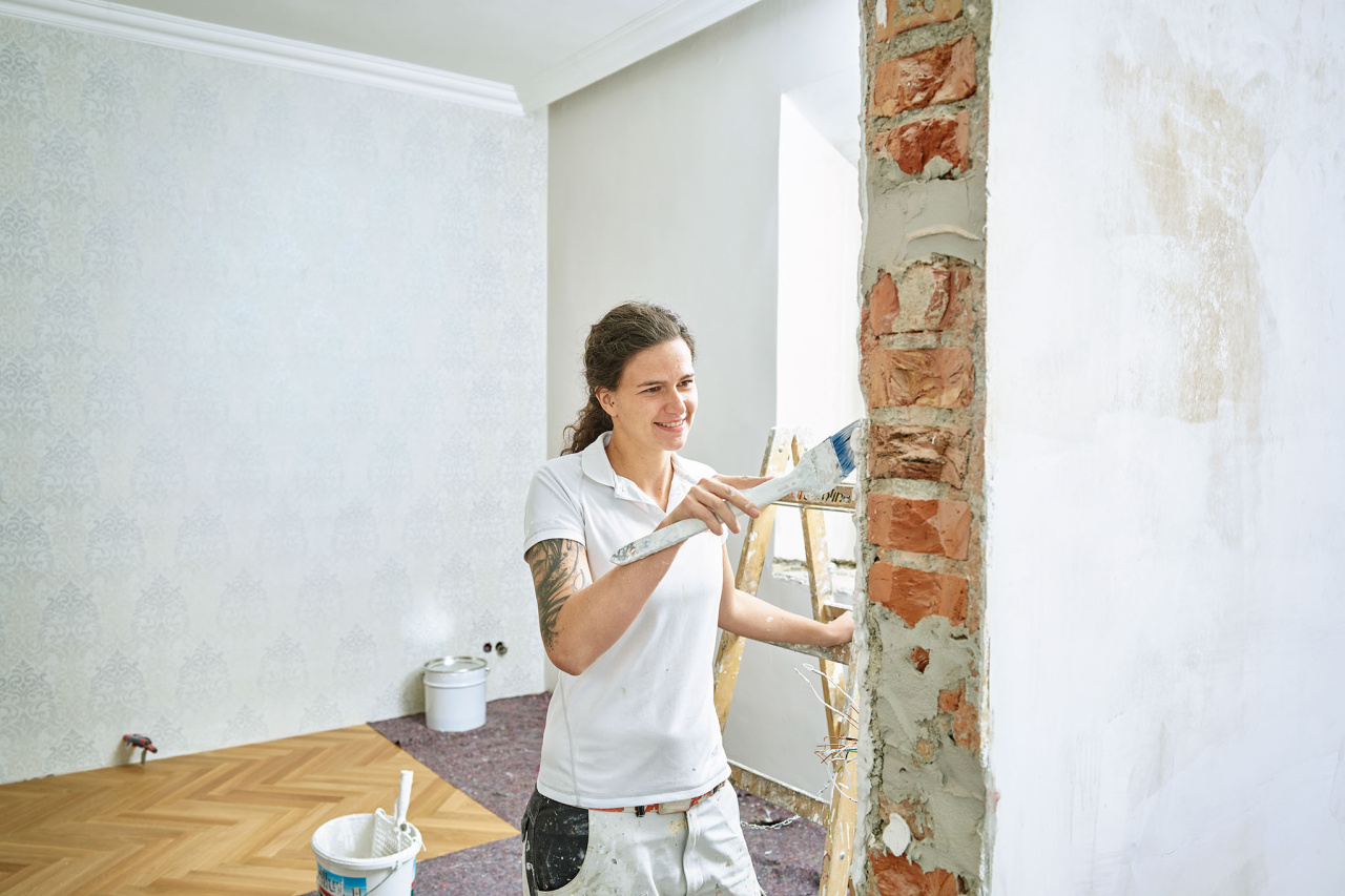 Eine Malerin streicht eine Wand